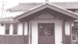 株式会社川幸の玄関前