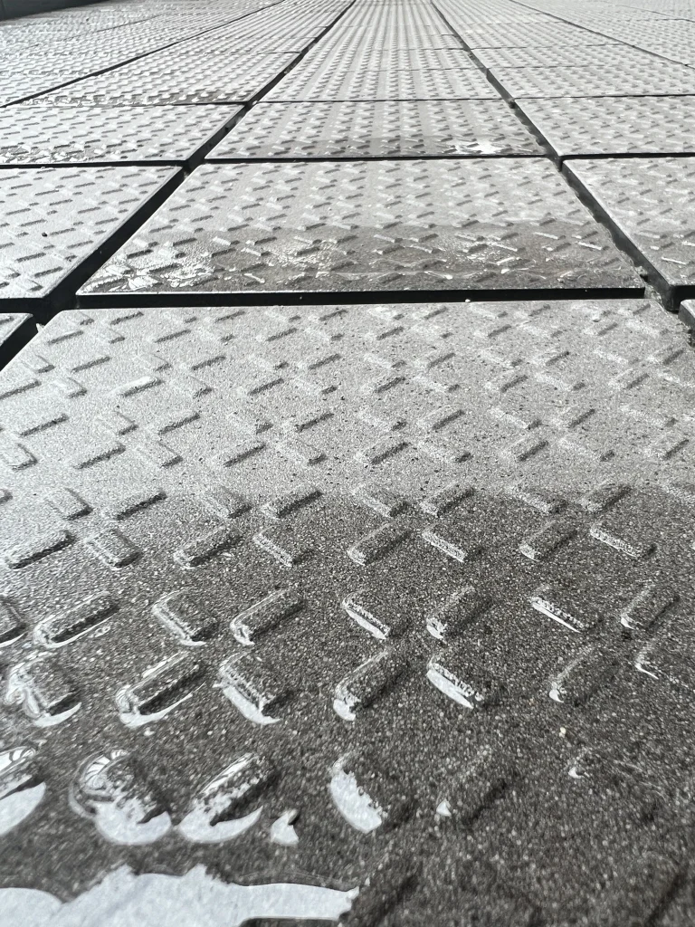 滑り難いタイプのタイル 雨で塗れる外タイルには重要な要素