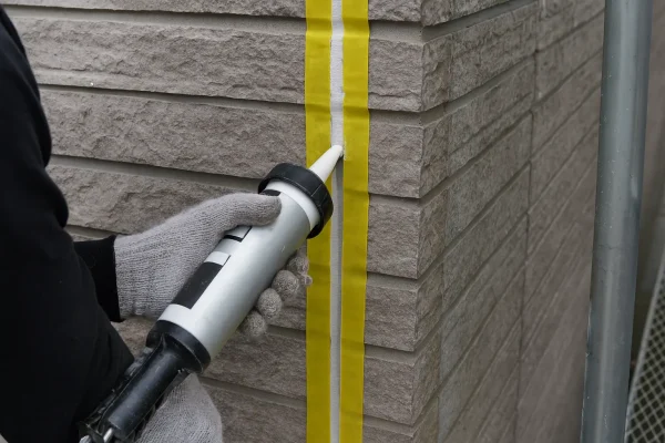 継ぎ目にコーキングを打つところ