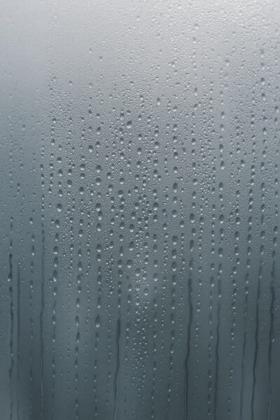 結露のイメージ 内装材に漆喰や珪藻土、エコカラットを用いる事で軽減できる